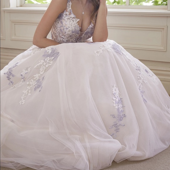 Beautiful Sophia Tolli wedding gown with veil - Picture 5 of 9